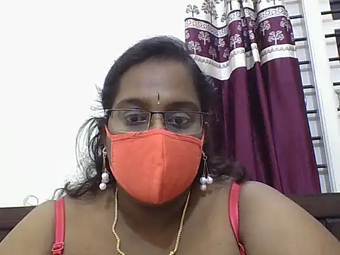 Snapshot of Reena-gowda chatting on 10-06-25, 04:59 Reena-gowda online show from 10-06-25, 04:59