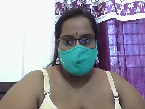 Snapshot of Reena-gowda chatting on 10-13-25, 06:46 Reena-gowda online show from 10-13-25, 06:46