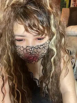 Snapshot of xoxLILxMELOxox chatting on 10-06-25, 04:15 xoxLILxMELOxox online show from 10-06-25, 04:15