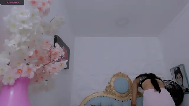 Snapshot of eimy_skinny_ chatting on 10-28-25, 06:10 eimy skinny online show from 10-28-25, 06:10