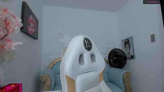 Snapshot of eimy_skinny_ chatting on 10-31-25, 11:22 eimy skinny online show from 10-31-25, 11:22