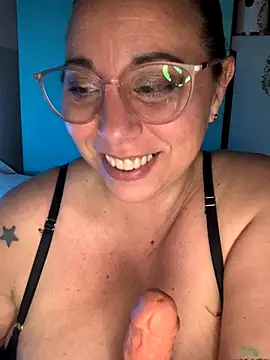 Snapshot of LupeLok chatting on 09-19-25, 04:58 LupeLok online show from 09-19-25, 04:58