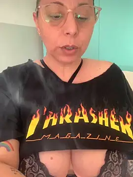 Snapshot of LupeLok chatting on 11-23-25, 08:08 LupeLok online show from 11-23-25, 08:08