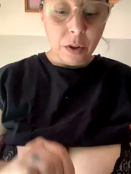 Snapshot of LupeLok chatting on 12-01-25, 03:50 LupeLok online show from 12-01-25, 03:50