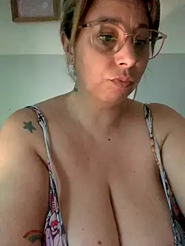 Snapshot of LupeLok chatting on 12-04-25, 04:38 LupeLok online show from 12-04-25, 04:38