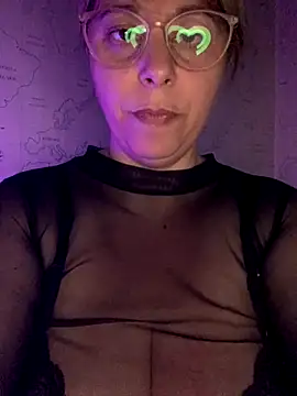 Snapshot of LupeLok chatting on 12-16-25, 11:32 LupeLok online show from 12-16-25, 11:32