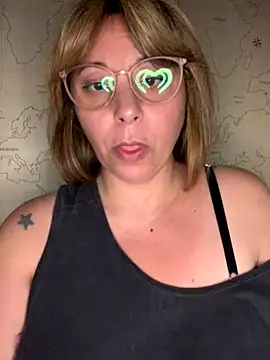 Snapshot of LupeLok chatting on 12-18-25, 11:33 LupeLok online show from 12-18-25, 11:33