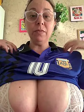 Snapshot of LupeLok chatting on 07-16-26, 04:24 LupeLok online show from 07-16-26, 04:24