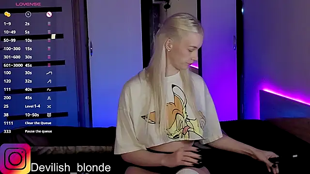 Snapshot of HitchcocianBlonde chatting on 11-29-25, 05:27 HitchcocianBlonde online show from 11-29-25, 05:27