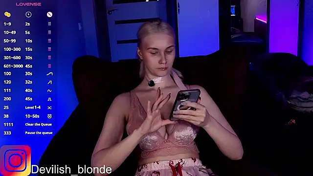 Snapshot of HitchcocianBlonde chatting on 03-10-26, 06:46 HitchcocianBlonde online show from 03-10-26, 06:46