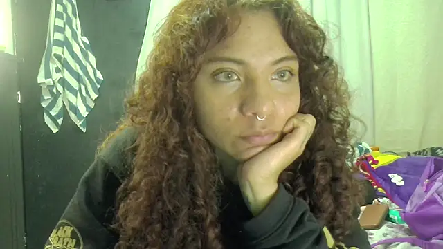 Snapshot of VioletV chatting on 02-18-26, 01:01 VioletV online show from 02-18-26, 01:01