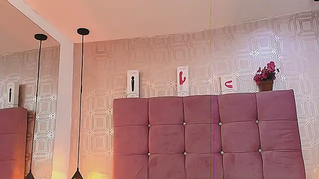 Snapshot of LexieBloom chatting on 10-20-25, 04:02 LexieBloom online show from 10-20-25, 04:02