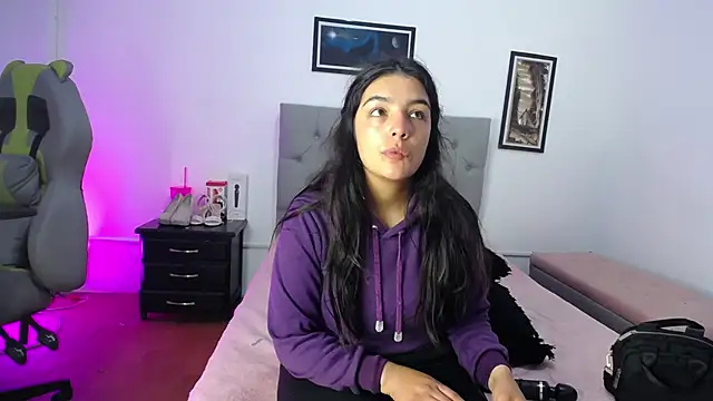 Esmeraldaa- online show from 10-18-25, 04:59