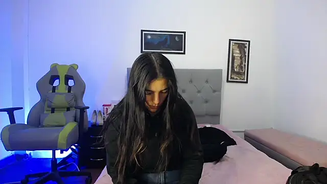 Esmeraldaa- online show from 10-28-25, 05:00