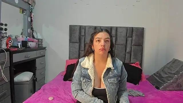 Esmeraldaa- online show from 04-29-26, 07:45