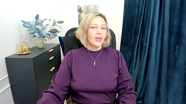 Snapshot of NinaStarle chatting on 10-11-25, 04:44 NinaStarle online show from 10-11-25, 04:44