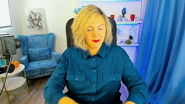 Snapshot of NinaStarle chatting on 10-18-25, 04:37 NinaStarle online show from 10-18-25, 04:37