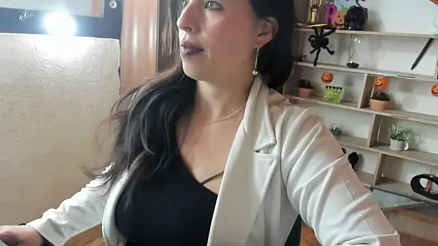 Snapshot of katherine_blair chatting on 10-27-25, 01:15 katherine blair online show from 10-27-25, 01:15