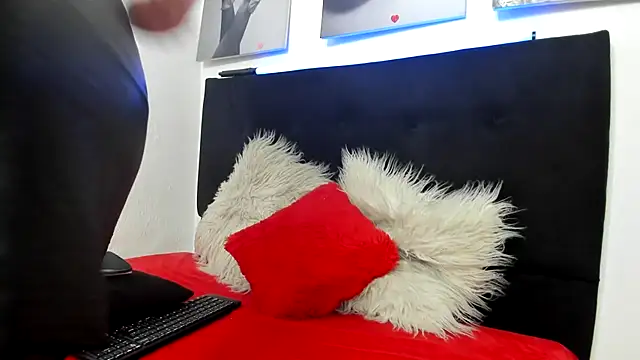 Snapshot of katherine_blair chatting on 02-20-26, 12:05 katherine blair online show from 02-20-26, 12:05