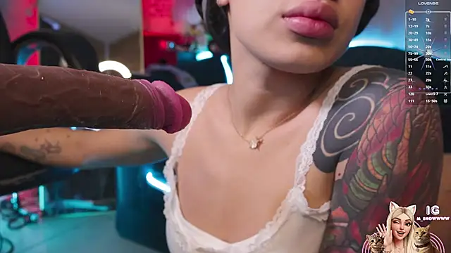 Snapshot of Miila_snow chatting on 02-18-26, 11:39 Miila snow online show from 02-18-26, 11:39