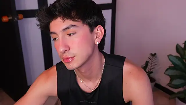 Snapshot of sweettaaron01 chatting on 06-17-26, 11:05 sweettaaron01 online show from 06-17-26, 11:05