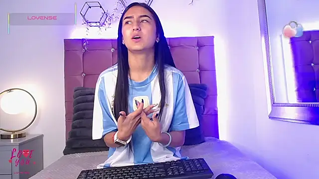 Snapshot of _helen_teen__ chatting on 09-29-25, 01:38  helen teen   online show from 09-29-25, 01:38