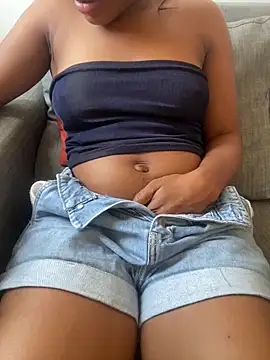 Snapshot of PrettyNina77 chatting on 10-22-25, 12:38 PrettyNina77 online show from 10-22-25, 12:38