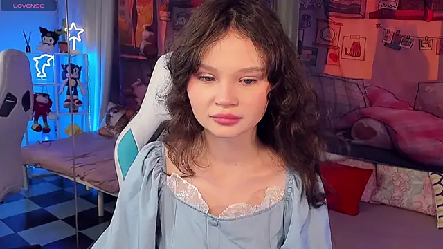 Snapshot of EmilyChaves chatting on 12-15-25, 06:17 EmilyChaves online show from 12-15-25, 06:17