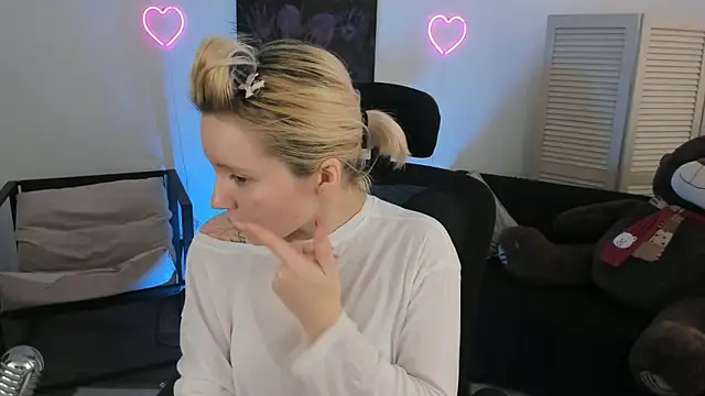 AuroraWrenfield online show from 02-04-26, 07:36