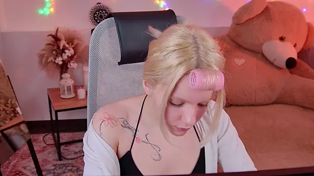 AuroraWrenfield online show from 04-29-26, 12:37