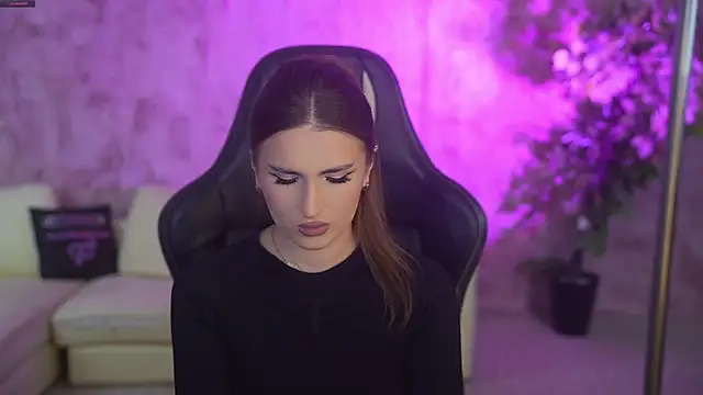 Snapshot of Goldie_Flame chatting on 12-14-25, 07:18 Goldie Flame online show from 12-14-25, 07:18