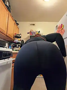 Snapshot of yummy0322 chatting on 01-13-26, 11:21 yummy0322 online show from 01-13-26, 11:21