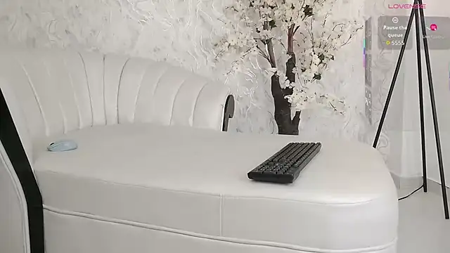 aura sanders1 online show from 12-03-25, 11:52