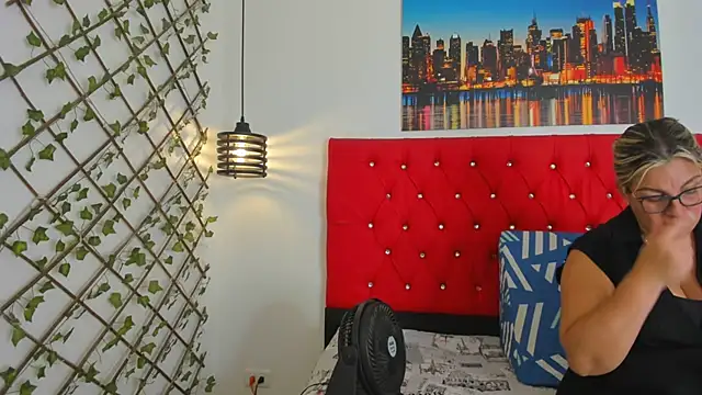 carolinacrus01 online show from 10-31-25, 03:02