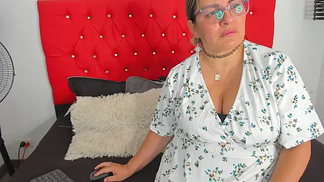 carolinacrus01 online show from 02-10-26, 04:00