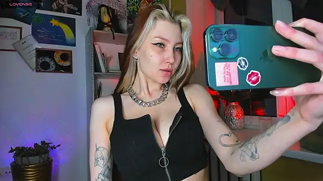 Snapshot of Nicole_matt chatting on 05-17-26, 08:16 Nicole matt online show from 05-17-26, 08:16