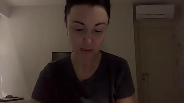 Snapshot of Gilin1 chatting on 12-17-25, 08:48 Gilin1 online show from 12-17-25, 08:48