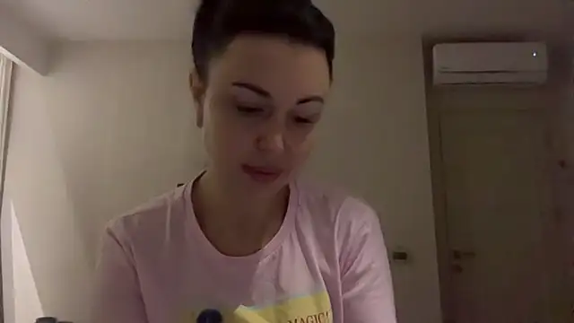 Snapshot of Gilin1 chatting on 12-22-25, 09:45 Gilin1 online show from 12-22-25, 09:45