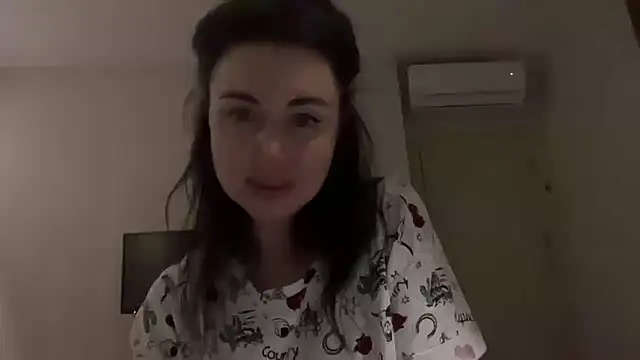 Snapshot of Gilin1 chatting on 02-08-26, 08:12 Gilin1 online show from 02-08-26, 08:12