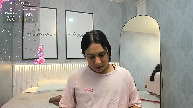 Snapshot of Ximenahott_ chatting on 10-05-25, 10:02 Ximenahott online show from 10-05-25, 10:02