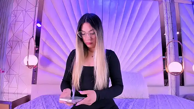 Snapshot of VesperVelvet chatting on 06-03-26, 04:48 VesperVelvet online show from 06-03-26, 04:48