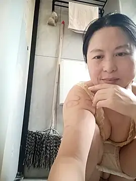 Snapshot of chengcheng12 chatting on 10-14-25, 12:44 chengcheng12 online show from 10-14-25, 12:44