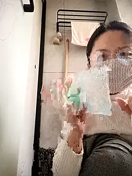 Snapshot of chengcheng12 chatting on 12-16-25, 01:32 chengcheng12 online show from 12-16-25, 01:32