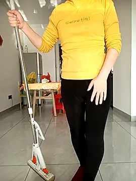 Snapshot of chengcheng12 chatting on 12-19-25, 01:45 chengcheng12 online show from 12-19-25, 01:45