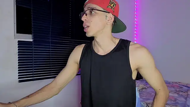 Snapshot of Mike_777king chatting on 03-17-26, 03:44 Mike 777king online show from 03-17-26, 03:44