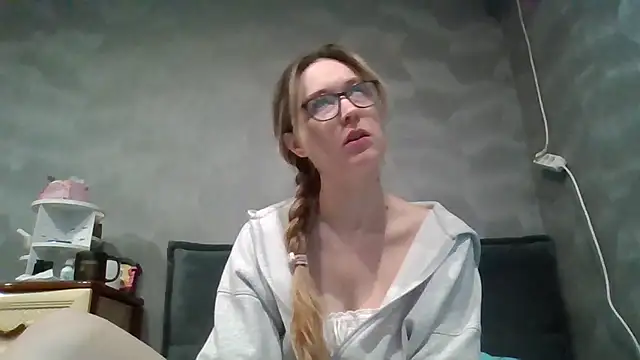 Snapshot of Jugira chatting on 10-12-25, 11:04 Jugira online show from 10-12-25, 11:04