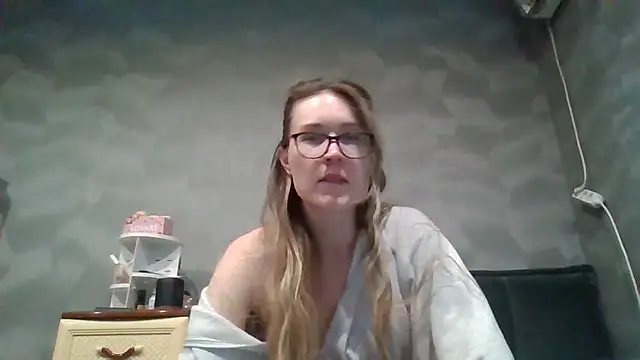 Snapshot of Jugira chatting on 10-28-25, 11:40 Jugira online show from 10-28-25, 11:40