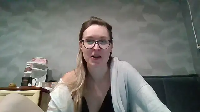 Snapshot of Jugira chatting on 11-30-25, 10:03 Jugira online show from 11-30-25, 10:03