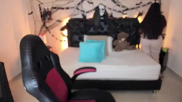 LolaVillalobos online show from 10-19-25, 03:12