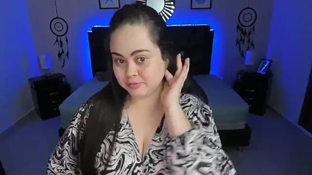 LolaVillalobos online show from 11-17-25, 12:33